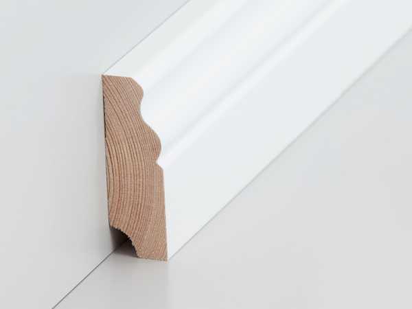 Profilierte Massivholz Kiefer Fußleiste, weiß lackiert (19x60mm)